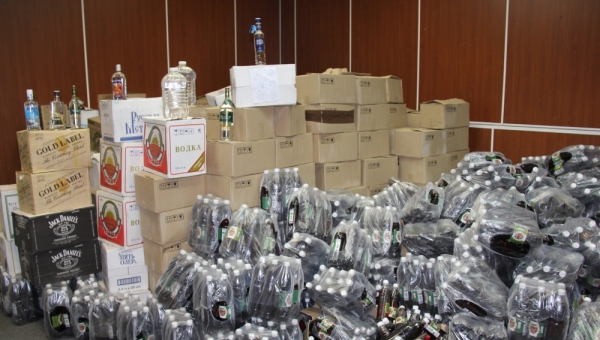 Полиция нашла около 300 бутылок поддельного алкоголя в томском гараже