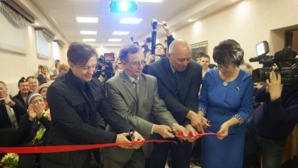 Безруков и Бурляев открыли первый 3D-кинозал в томской сельской школе