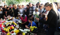Цветы, принесенные томичами к саду убитой девочки, увезут на кладбище