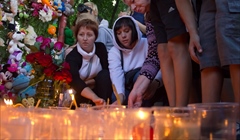 Прости, что не спасли: томичи зажгли свечи в память о погибшей девочке