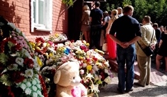 Сотни томичей пришли проститься с трехлетней убитой девочкой