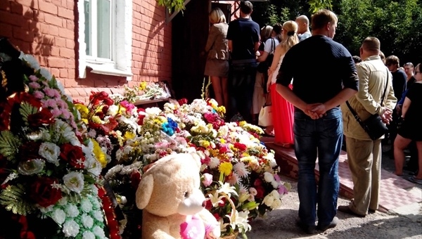Сотни томичей пришли проститься с трехлетней убитой девочкой