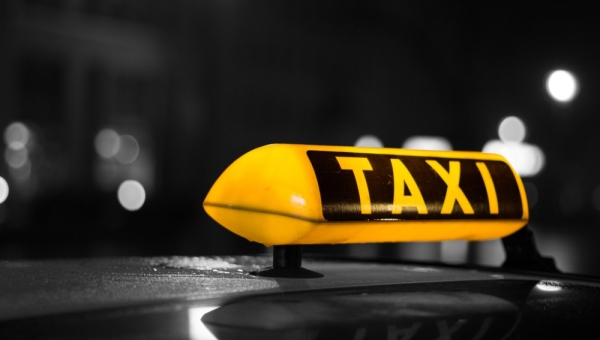 Гололед и пробки вынуждают томичей дольше ждать такси