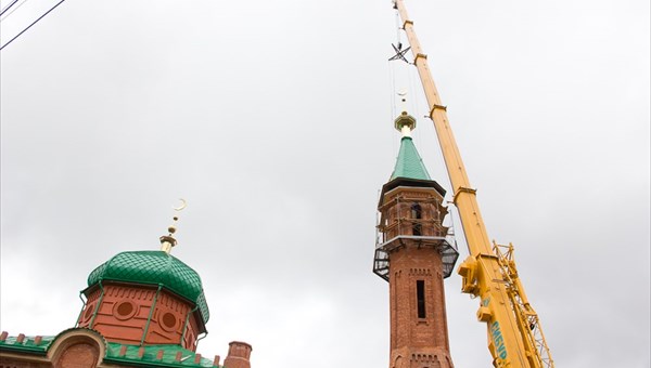 Строители в среду установили купол минарета Красной мечети в Томске