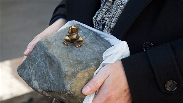 Вандалы в Томске разрушили самый маленький памятник в мире - лягушке