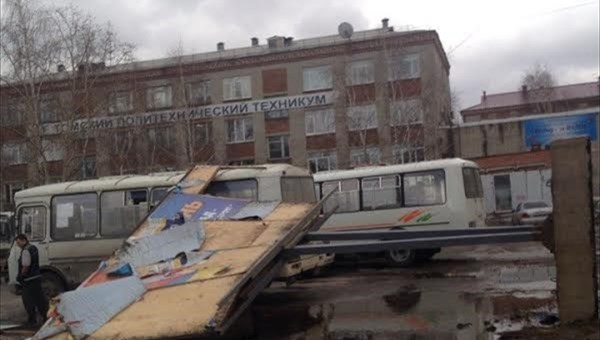 Сломанная ветром рекламная конструкция упала на томскую маршрутку №13