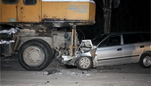 Иномарка в Северске врезалась в стоящий грузовик, пострадал водитель