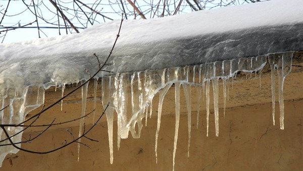 Власти проверят теплоизоляцию домов Томска, где бывает наледь на крыше