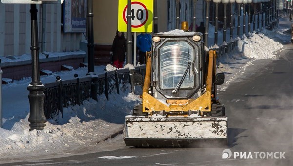 Рабочий САХ умер после ЧП при уборке снега около мэрии Томска