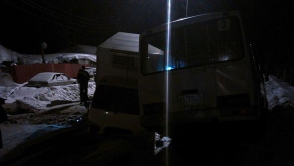 Асфальт провалился на улице в Томске, пострадали два автомобиля