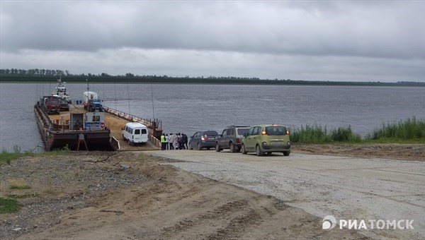 Паром, севший на мель на Оби в Томской области, добрался до берега