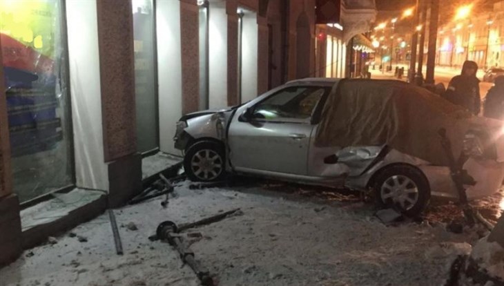Молодой водитель на Renault врезался в стену томского музколледжа