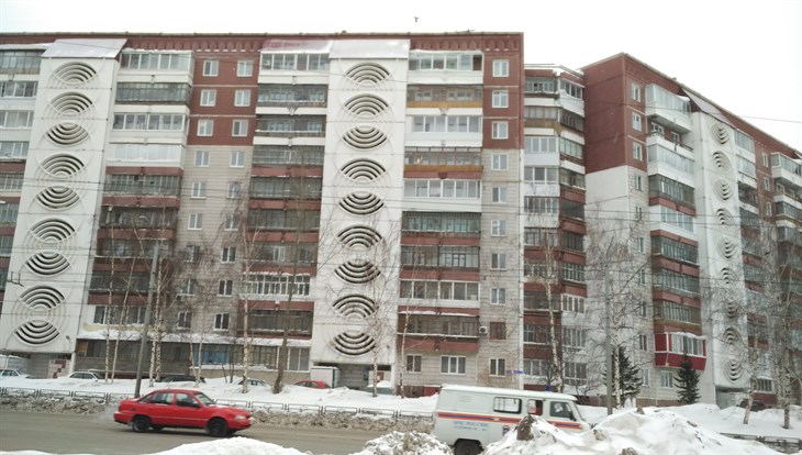 Рабочие устраняют риск обрушения крыши и квартир 10-этажки в Томске