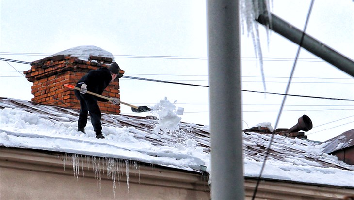 Мазур поручил усилить контроль за очисткой крыш от снега и сосулек