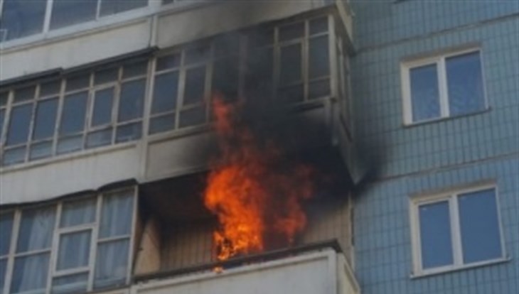 Пожарные спасли 19 человек из горящей многоэтажки в Северске