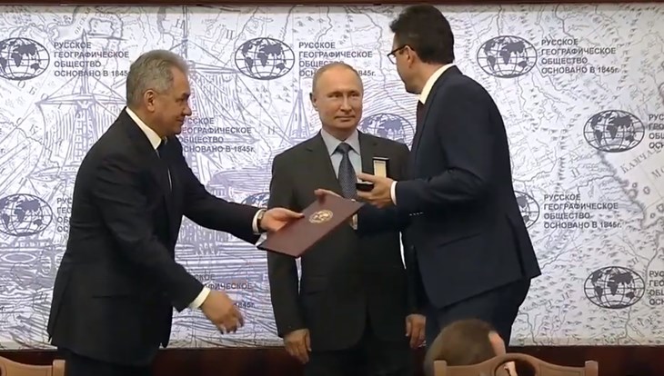 Путин вручил медаль томскому отделению РГО за изучение Сибири и мира