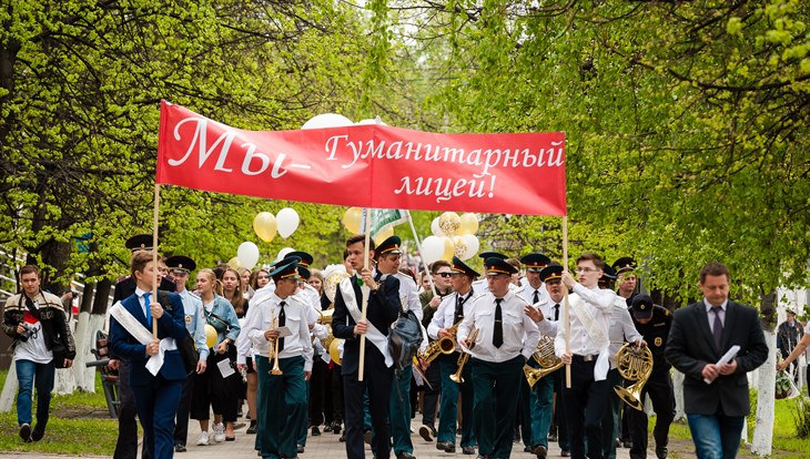 По главной улице с оркестром: томские выпускники прощаются со школой