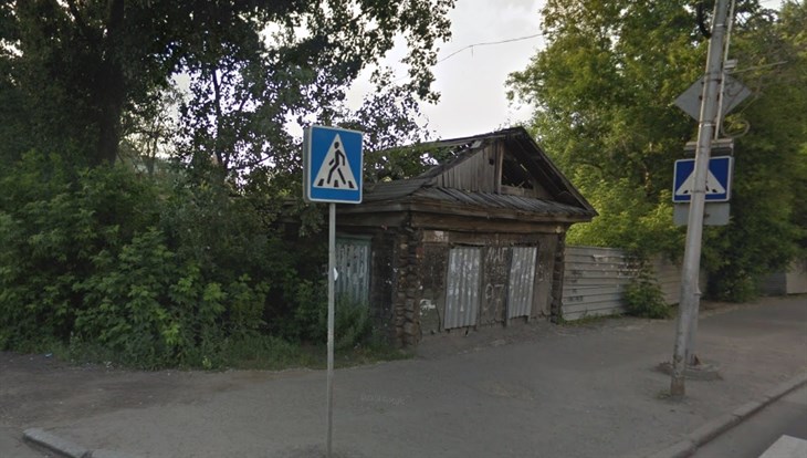 Рабочие снесут аварийный деревянный дом на Красноармейской в Томске