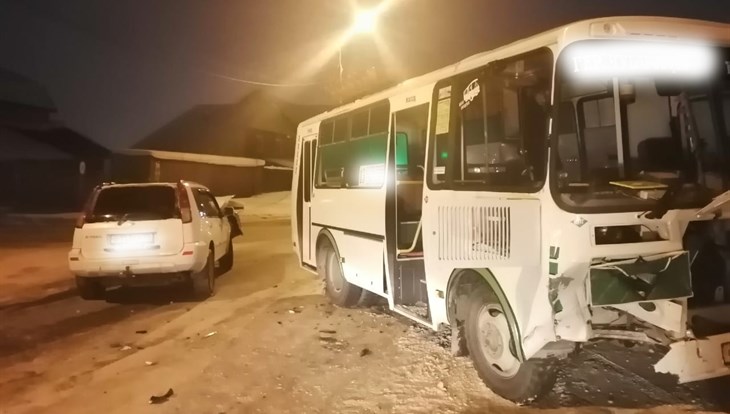Автобус с 15 пассажирами попал в ДТП на ул. Демьяна Бедного в Томске