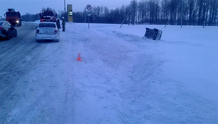 Иномарка съехала с дороги в Томской области, пассажир погиб