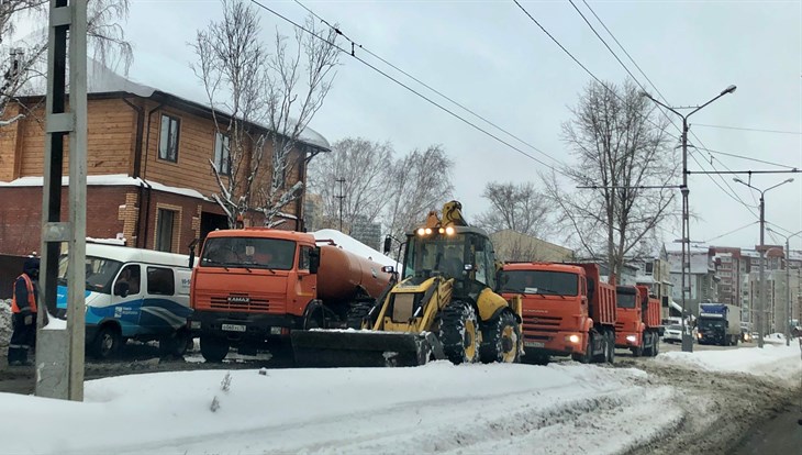 Дорога на Большой Подгорной в Томске подтоплена из-за аварии на сетях