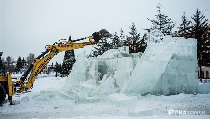 Сказке конец: рабочие сломали ледовый городок на Новособорной в Томске