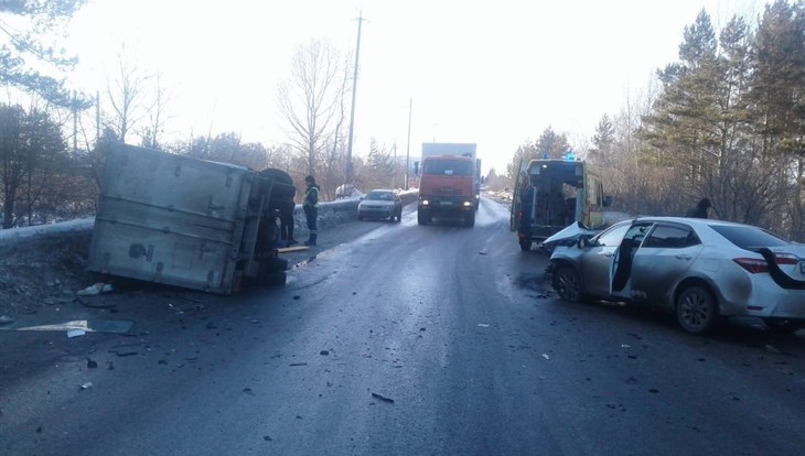 Двое пострадали в лобовом столкновении грузовика и легковушки в Томске