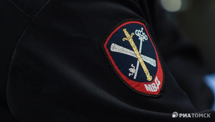 Томский полицейский получил предупреждение за грубое задержание в УФМС