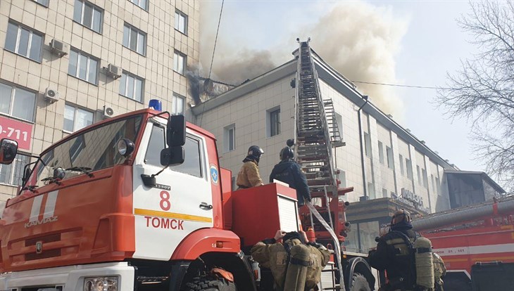 МЧС: кровля и перекрытия горящего здания в Томске частично обрушились