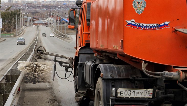 ТомскСАХ дезинфицирует перила и барьерные ограждения на улицах города