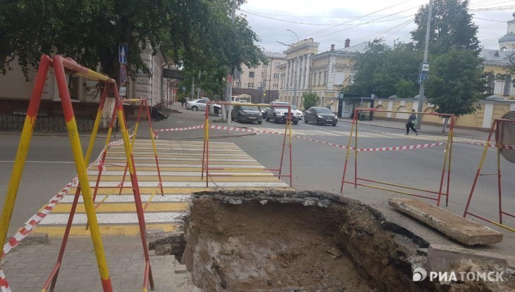 Коммунальщики обещают закопать яму у мэрии Томска в ближайшие дни
