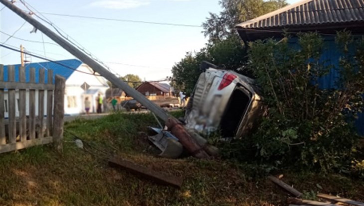 Toyota снесла опоры ЛЭП и врезалась в дом в Каргаске, двое пострадали