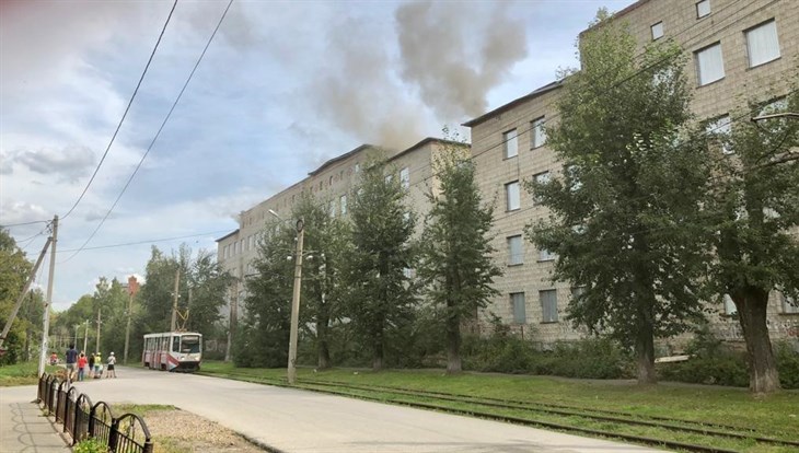 Заброшенное историческое здание горит на улице Никитина в Томске