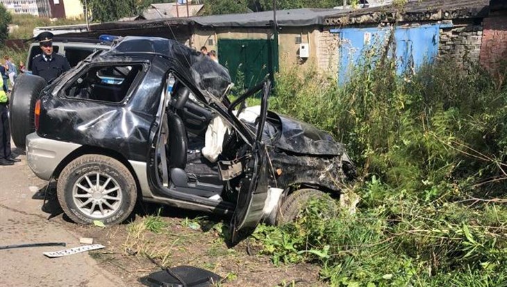 Toyota врезалась в столб под Томском, один погиб, еще двое пострадали