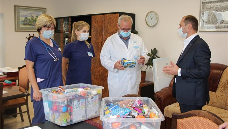 Детские больницы Томска получили от Сбербанка "Коробки храбрости"