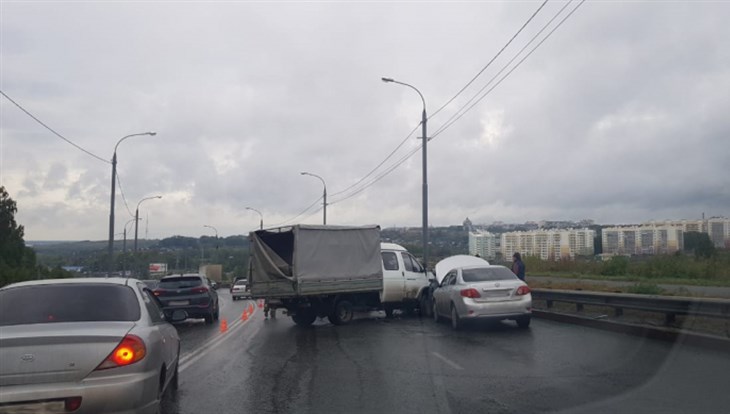 Два водителя пострадали в тройном ДТП на Клюева в Томске