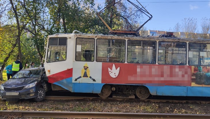 Трамвай въехал в такси на улице Елизаровых в Томске