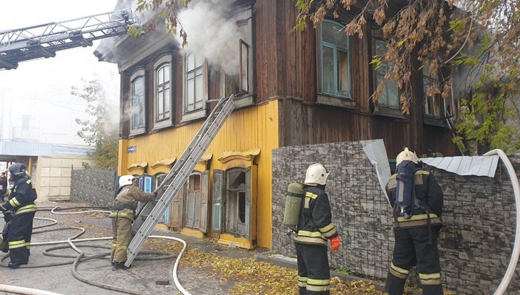 Пожар в деревянном доме на Соляной в Томске ликвидирован: фото и видео