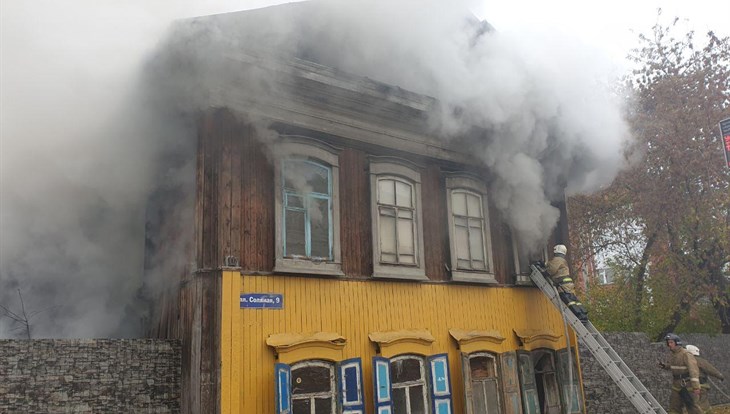 МЧС: расселенный деревянный дом горит в центре Томска