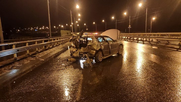 Mazda наехала на бордюр и ограждение ночью в Томске,четверо пострадали