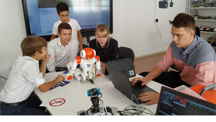 Разработчики ТУСУРа создали робота, чтобы разнообразить онлайн-уроки