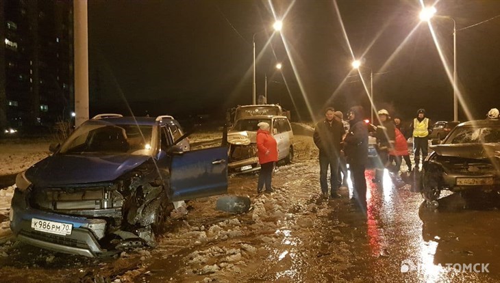 Водитель "Лады" разбил 3 авто на стоянке в Томске и попал в реанимацию