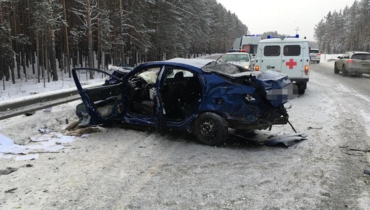 Kia столкнулась с грузовиком на трассе под Томском, трое в больнице