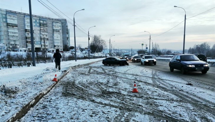 Lexus и Mazda столкнулись на Клюева в Томске, пострадал ребенок