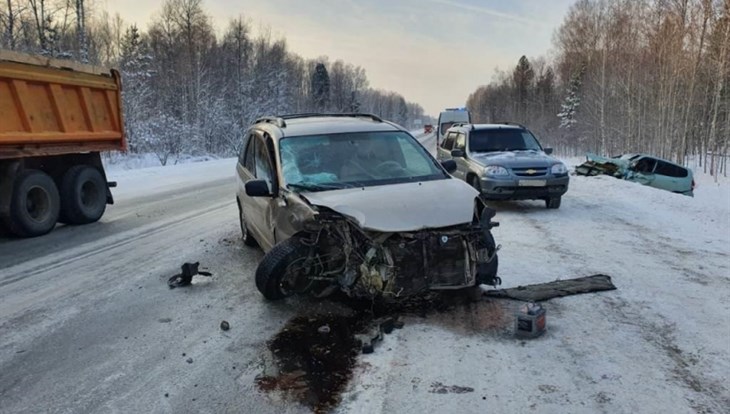 Два водителя пострадали в лобовом ДТП на трассе под Томском
