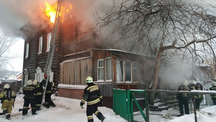 Второй за день старинный деревянный дом загорелся в центре Томска