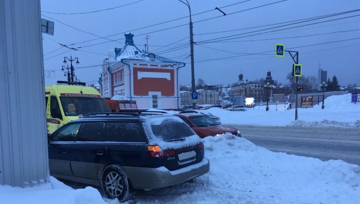 Иномарка выехала на тротуар на площади Ленина в Томске и сбила женщину