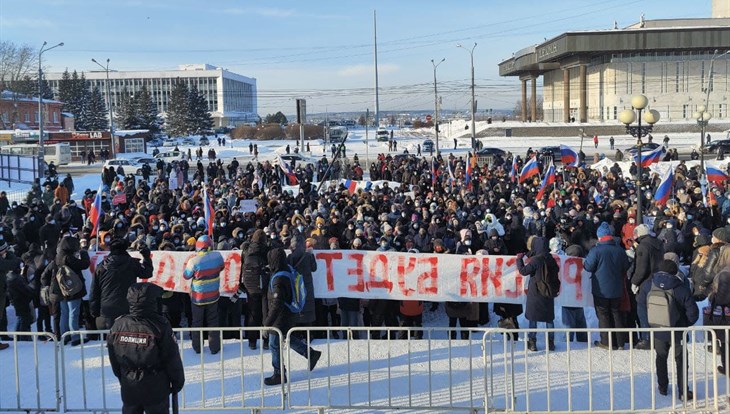 Сотни томичей вышли к БКЗ на акцию в поддержку Навального