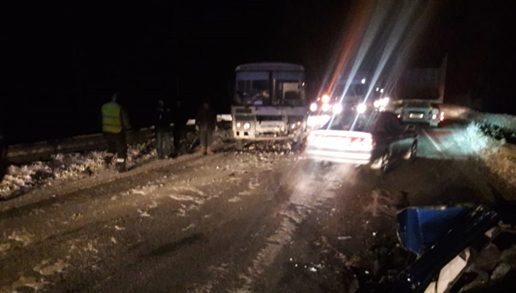 Водитель иномарки погиб в ДТП с автобусом на томской трассе