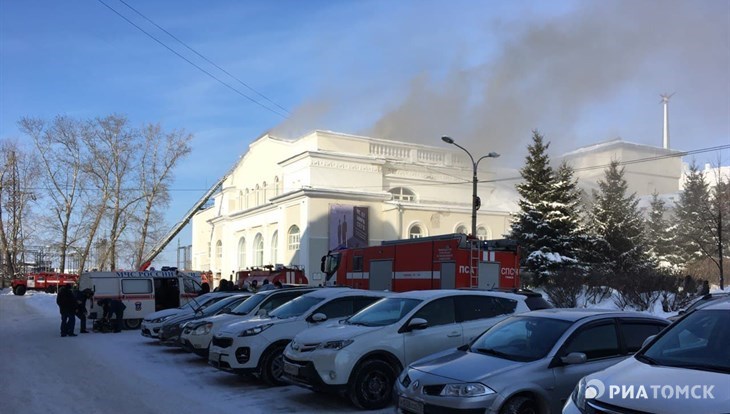 Припаркованные около томского ТЮЗа машины мешают тушить пожар